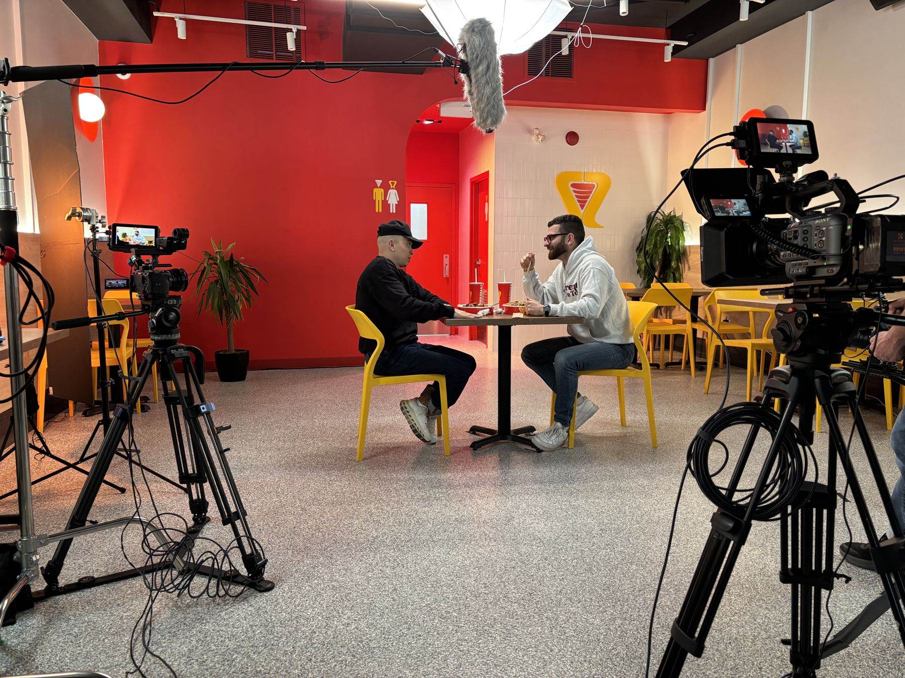 Vue large d'un plateau H2C pendant un tournage