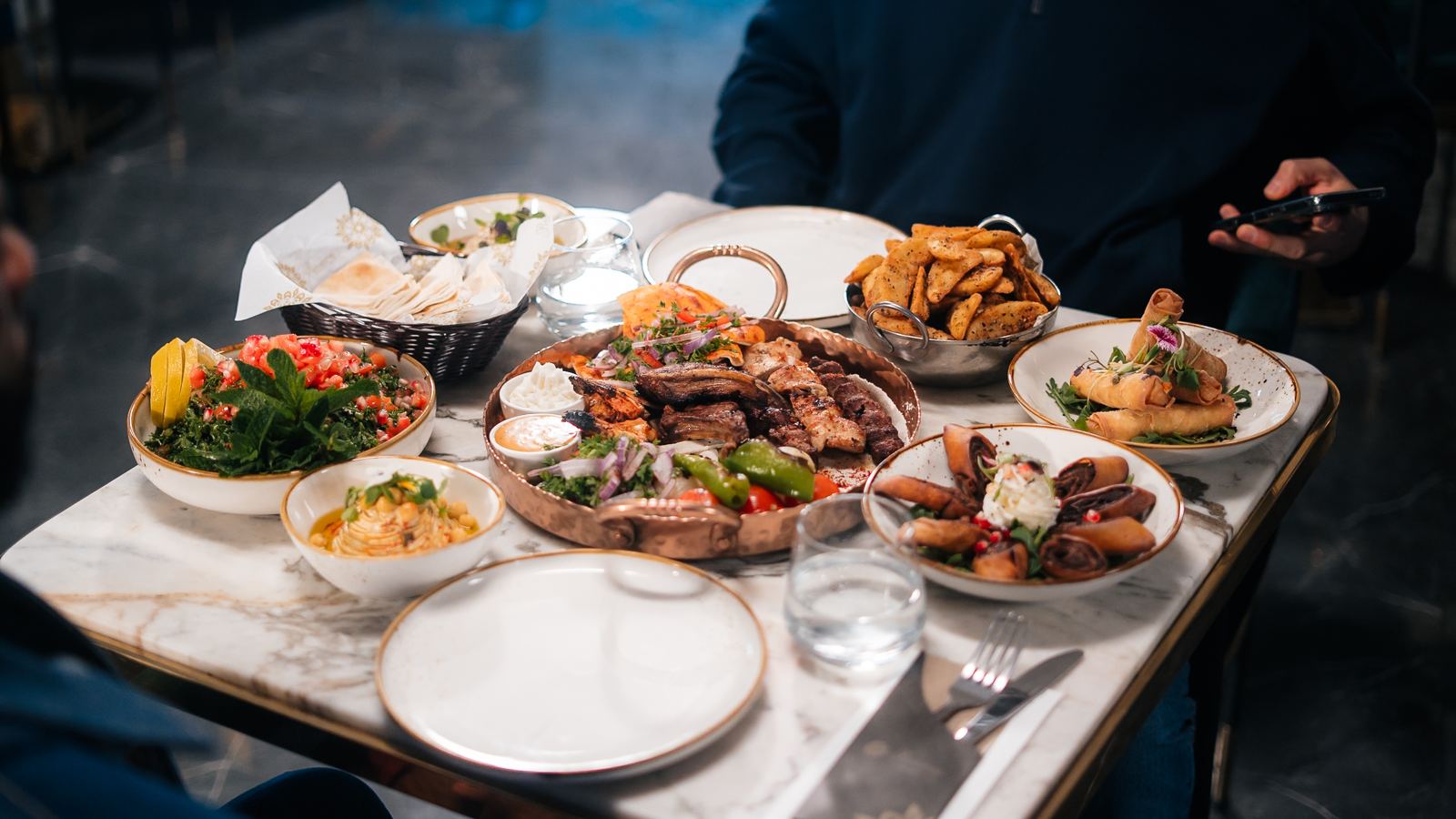 La table dressée avant un tournage de Lunch Sérieux